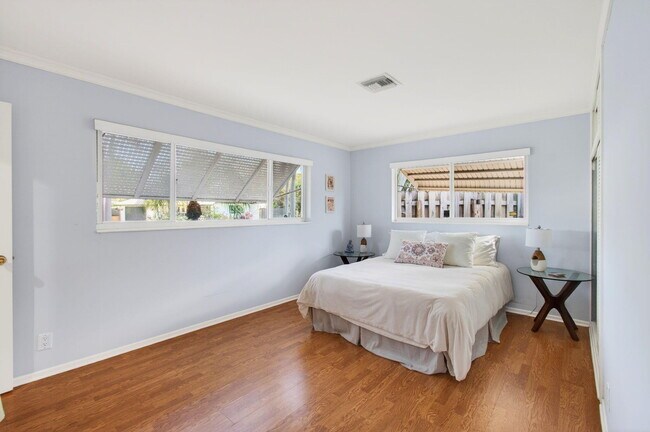 Building Photo - 301 SE 8th Ave