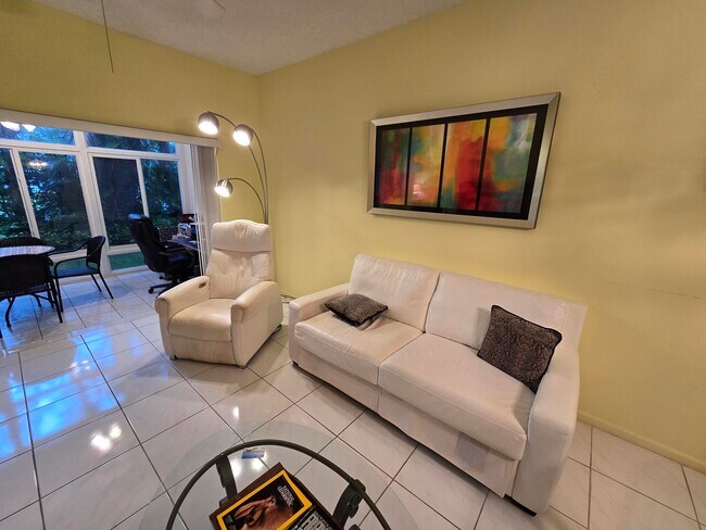 Building Photo - 5084 Rose Hill Dr