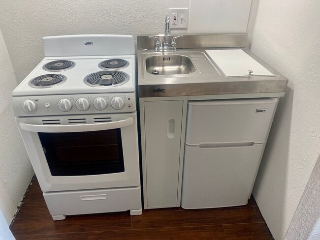 Building Photo - ALL UTILITIES INCLUDED - 3 bed duplex