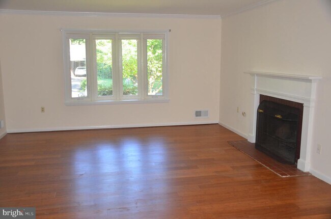 Building Photo - 1446 Mayflower Dr