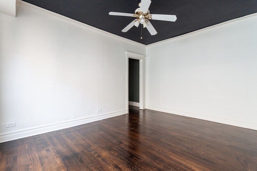 Building Photo - 910 W Belle Plaine Ave