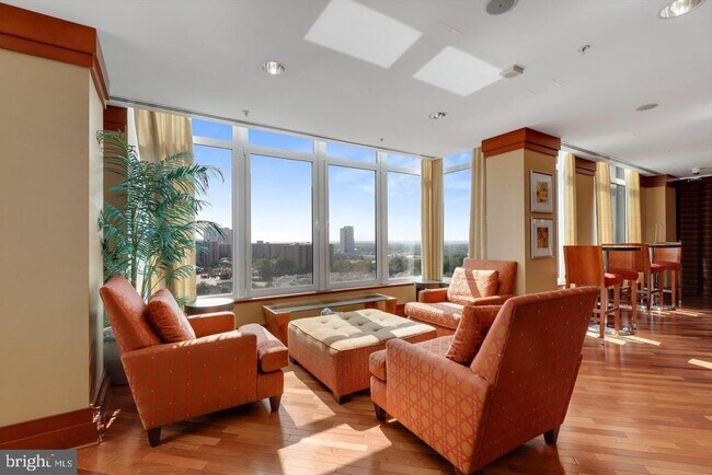 Building Photo - 8220 Crestwood Heights Dr