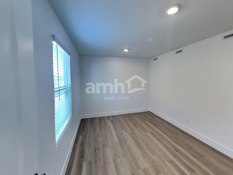Building Photo - 5864 Vaes Dothrak St