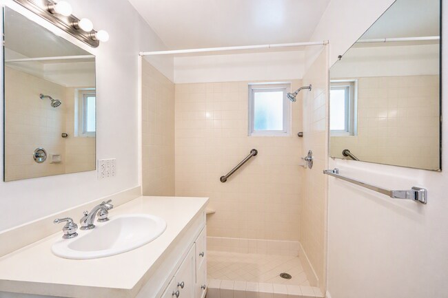 Building Photo - 220 Lilac Ct