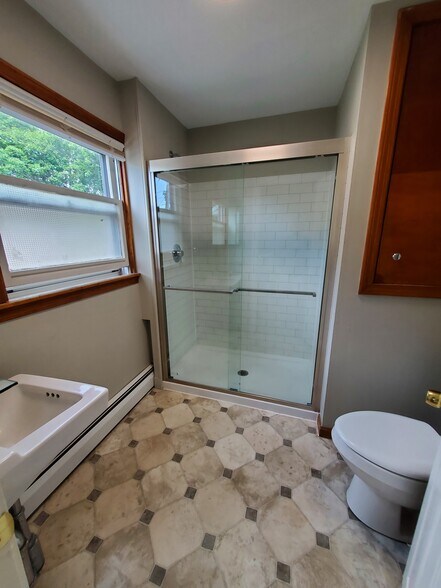 Walkin shower - 484 Main St