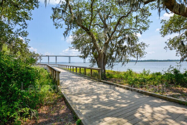 Building Photo - 130 River Landing Dr