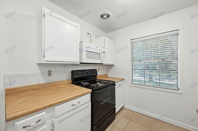 Building Photo - 1827 Paxton Dr