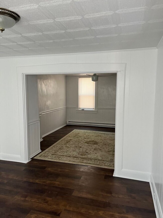 Building Photo - Spacious 3Bed/1 Bath Townhouse