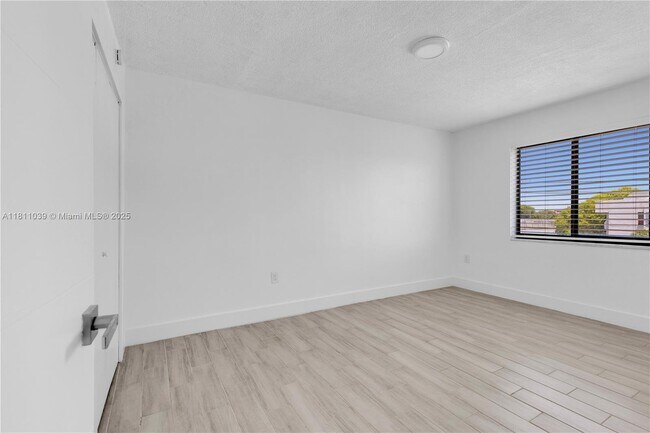 Building Photo - 810 Salzedo St