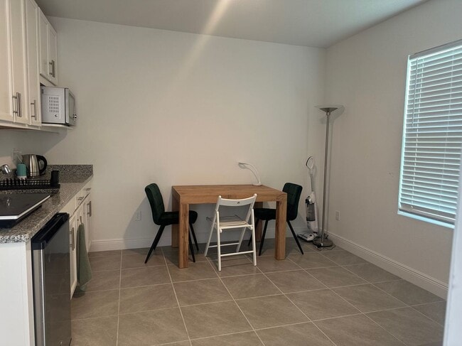 Building Photo - 467 SW Jeanne Ave