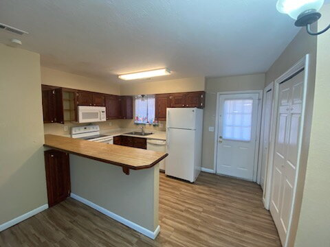 Building Photo - "Charming 2-Bed, 1.5 bath Townhouse Retreat in Saint George