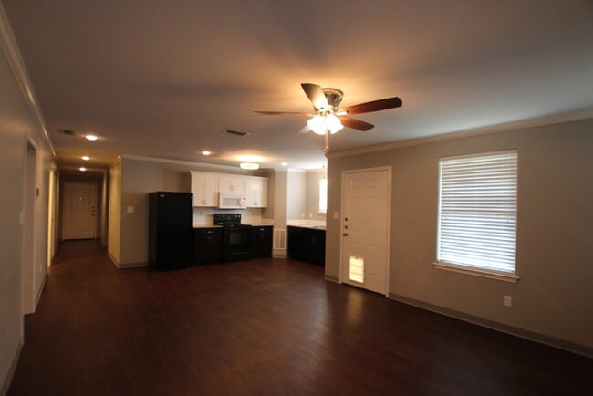 Building Photo - Tour Today! Must see 3 Bedroom 2 Bath Dupl...