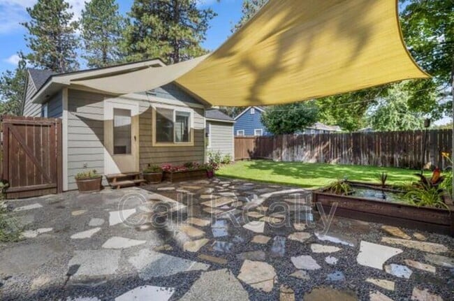 Building Photo - 5424 N Oak St