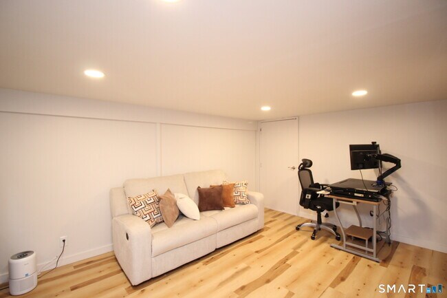 Building Photo - 30 Maple Tree Ave