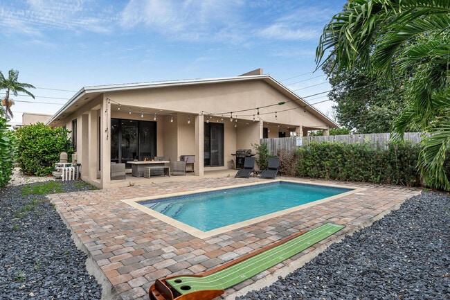 Building Photo - 826 SW 14th Ct