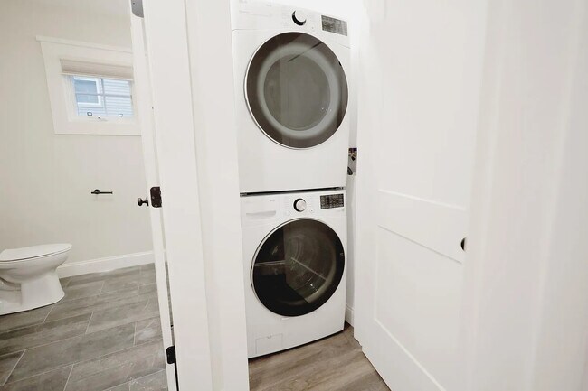 Building Photo - 701 E 2nd St