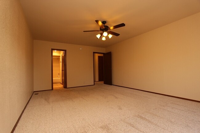 Building Photo - 4700 Hemlock Ln