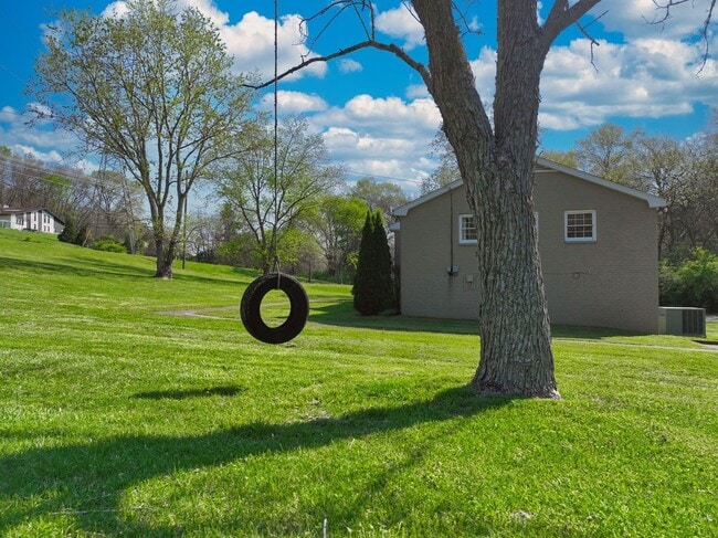 Building Photo - **ONE-SIDE-OF-A-DUPLEX HOME MINUTES FROM NASHVILLE WEST AND DOWNTOWN WITH A GORGEOUS LARGE YARD**