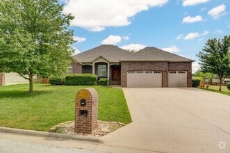 Building Photo - Stunning 4 Bedroom house for rent in Roger...