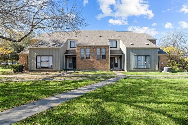 Building Photo - 13031 Pk Xing Dr