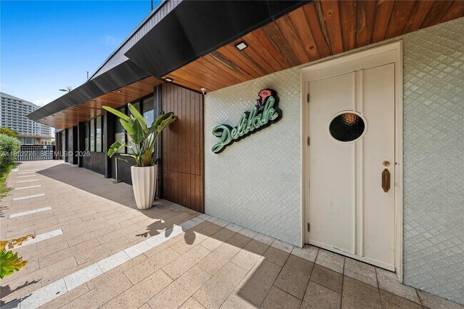 Building Photo - 999 Brickell Bay Dr