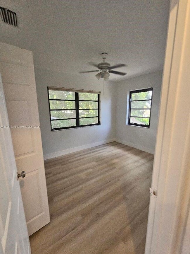 Building Photo - 1419 Crest Dr