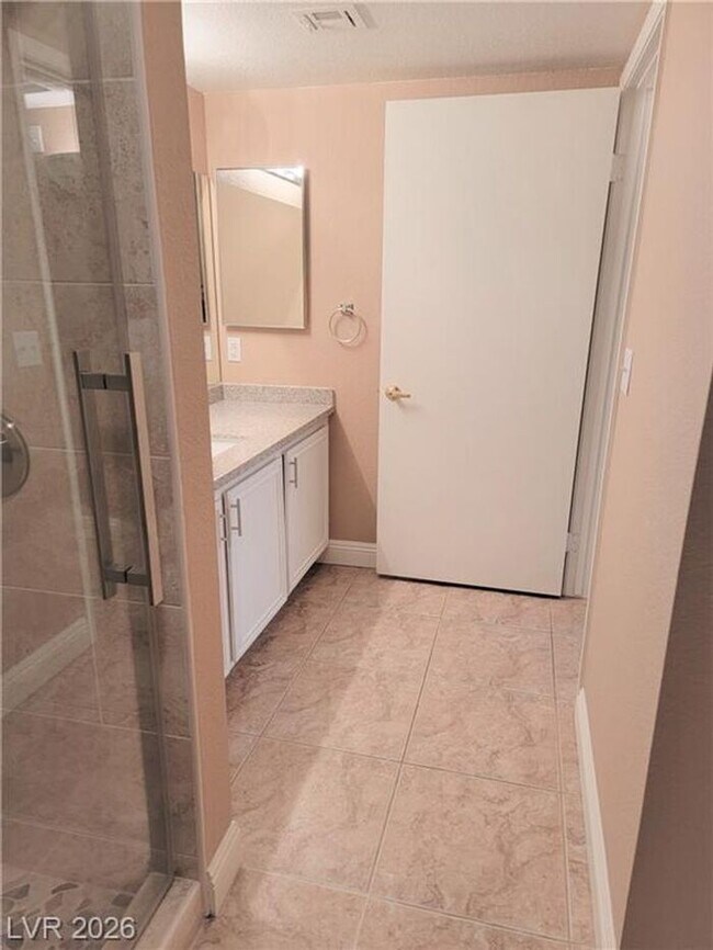 Building Photo - Beautiful Condo in a sought-after Gated Summerlin Community!