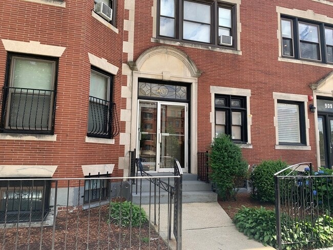 Building Photo - 907 Beacon St