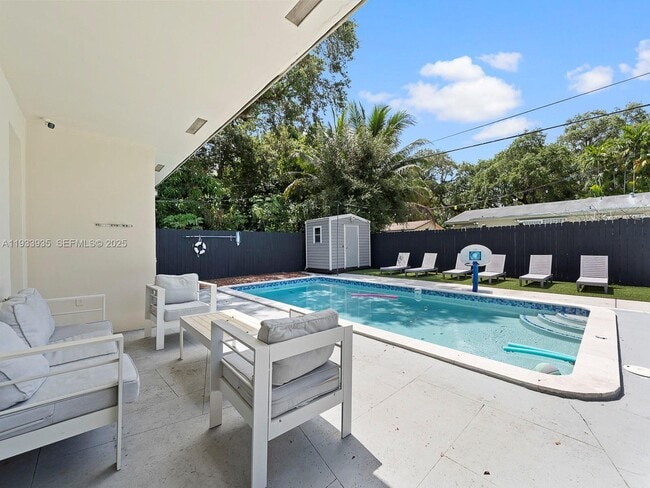 Building Photo - 560 NE 161st St