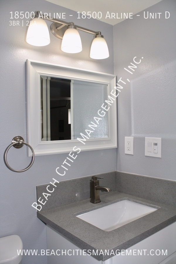 Building Photo - Remodeled 3 Bed, 2.5 Bath Town Home with A...