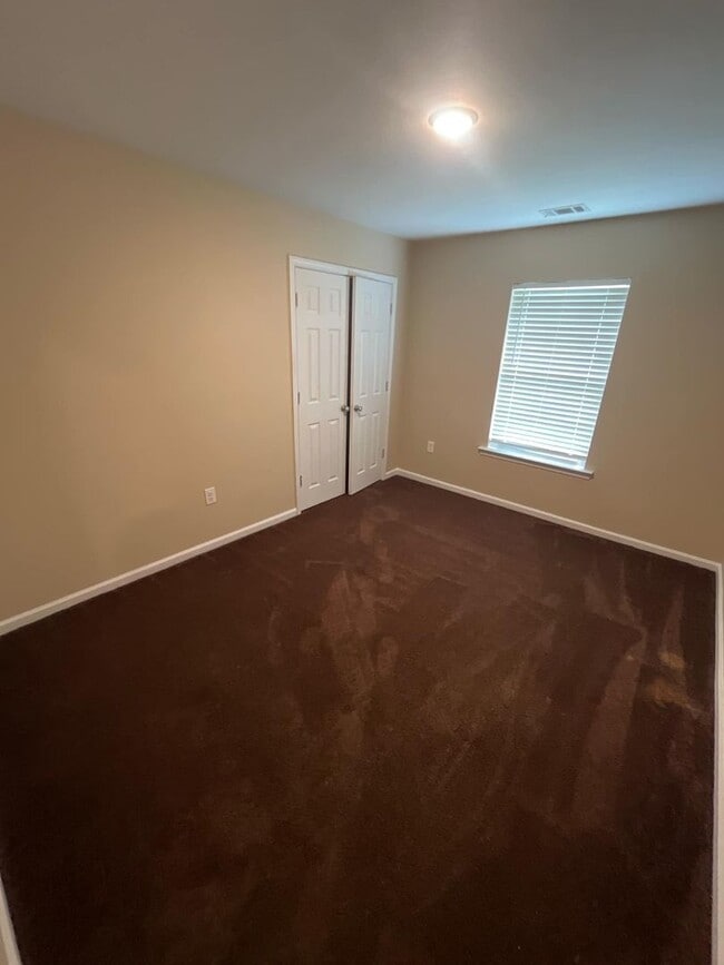 Building Photo - 3 Bed 2 Bath Apartment