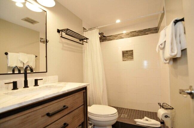 Building Photo - 3 bedroom condo in Wildernest available June 1st!