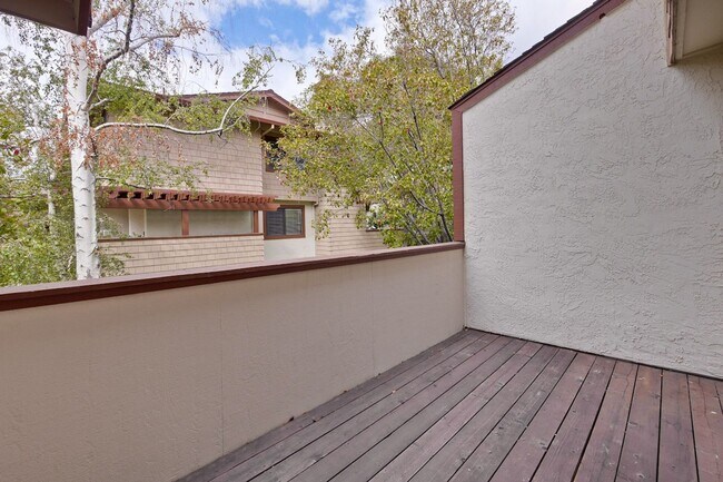 Building Photo - Popular Woodside Commons at Its Finest.