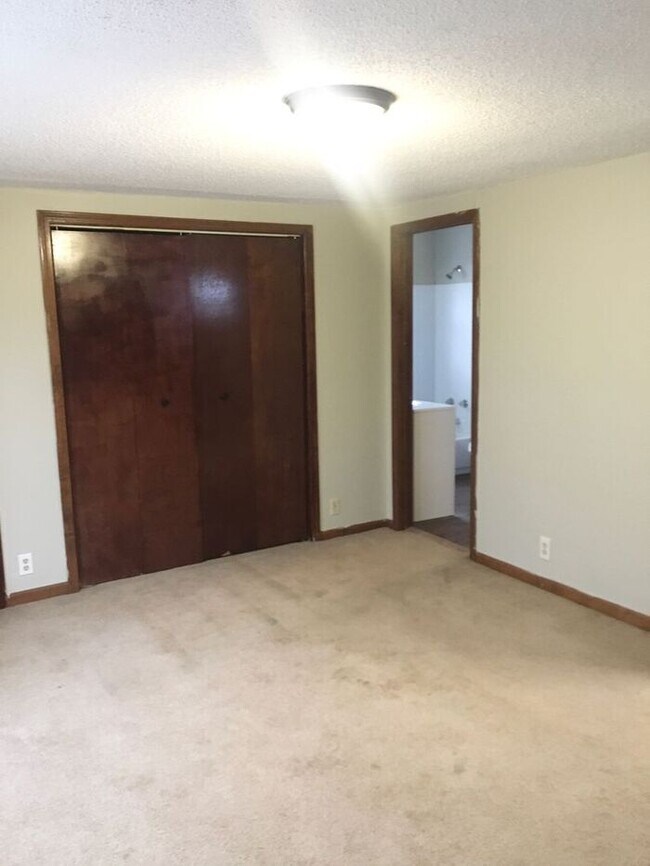 Building Photo - 3 bedroom / 1 bath house for rent - $1100-...