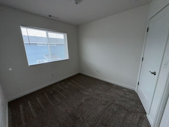 Building Photo - Beautifully Done Townhome in Phoenix Avail...