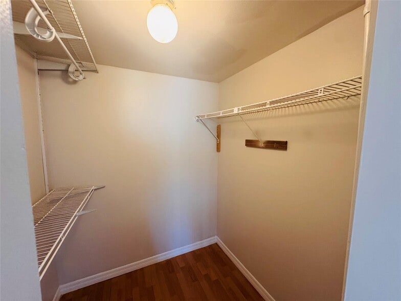 Building Photo - 8020 Colony Cir N