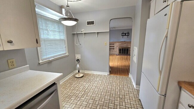 Building Photo - "Charming 3-Bed Home in Saint Paul - Cozy 1,385 Sq. Ft. Retreat!"