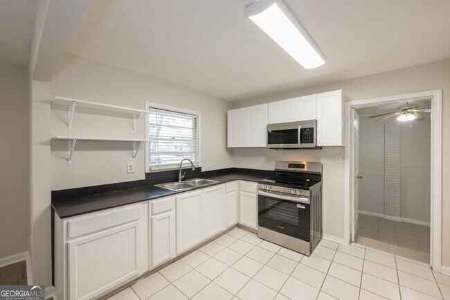 Building Photo - 2058 River Rd