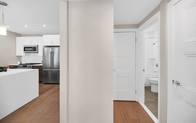 Building Photo - 425 Lagrange St