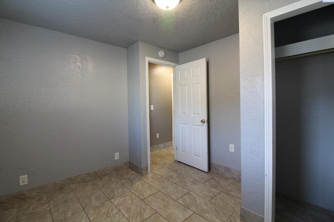 Building Photo - 3 Bed/1 Bath House in East Kennewick