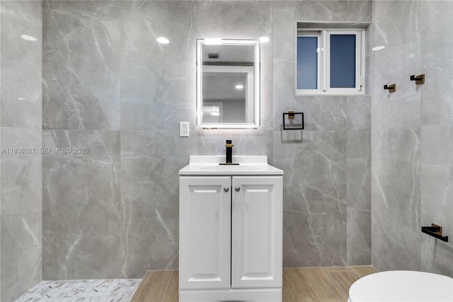 Building Photo - 559 NW 2nd St