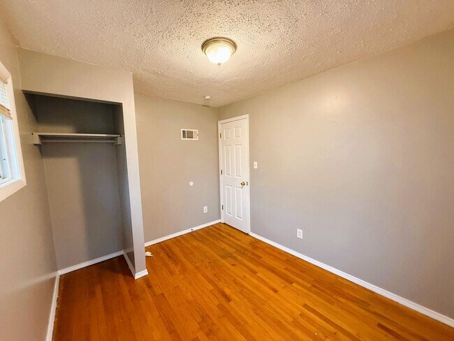 Building Photo - Spacious 3 Bedroom Rental in Florissant - Located on a cul-de-sac!