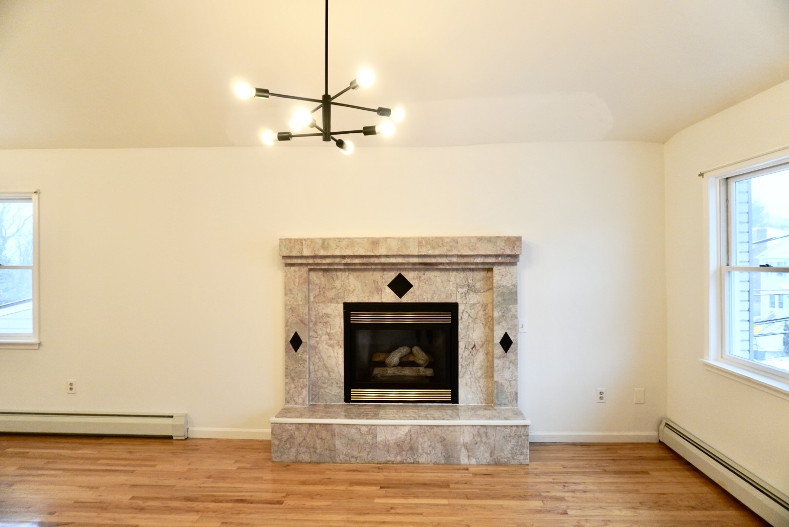 Working gas fireplace - 166 Woodside Ave