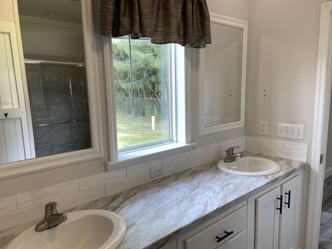 Building Photo - 515 Plymouth St