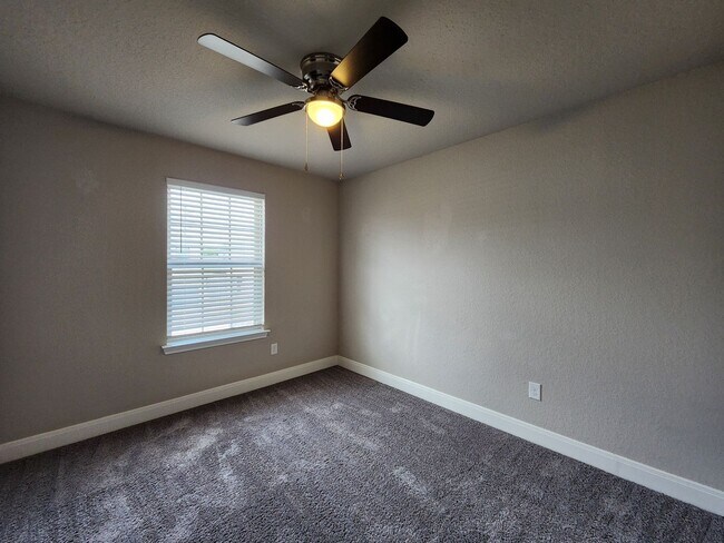 Building Photo - Large Fenced in Backyard in NBISD /Walk to Kraft Park /  Fridge Included  / Pet Friendly / Off Co...