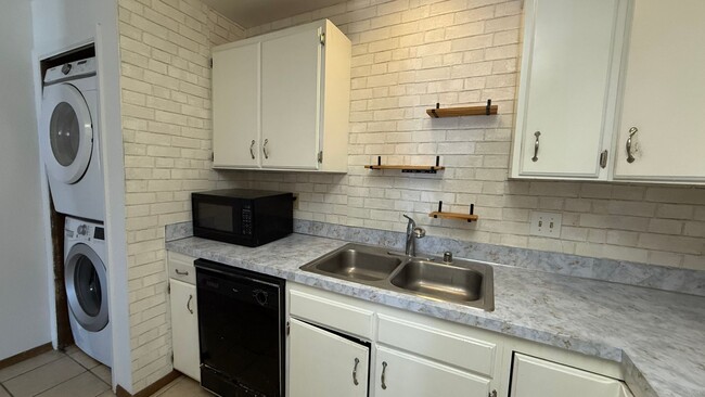 Building Photo - A quaint (2) Bed, (1) Bath unit with mountain views!