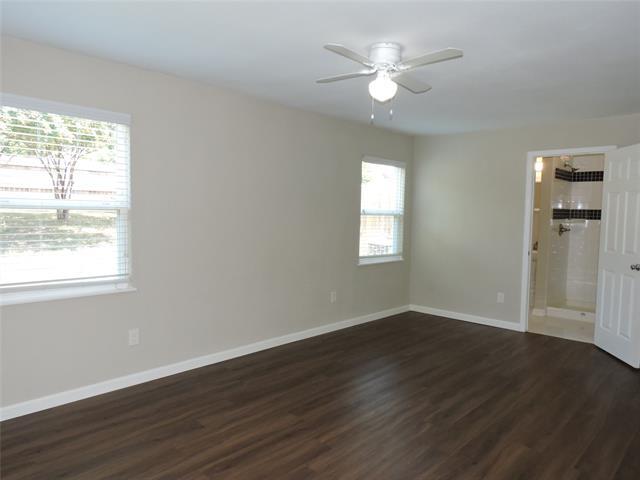 Building Photo - 11927 Hoblitzelle Dr