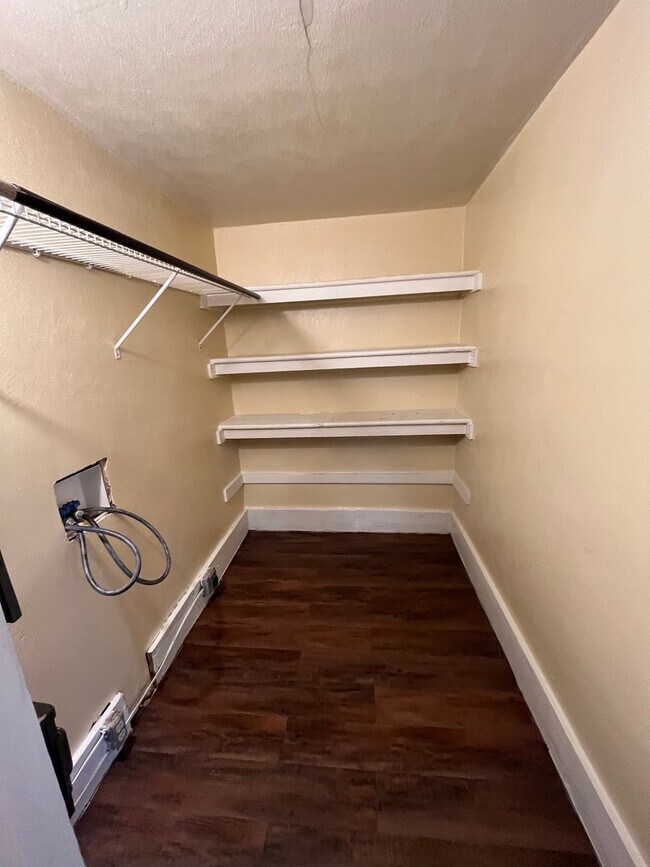 Building Photo - 405 River St