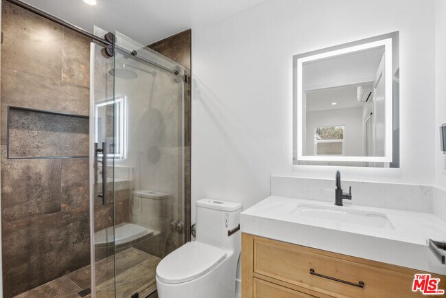 Building Photo - 3431 Edgehill Dr