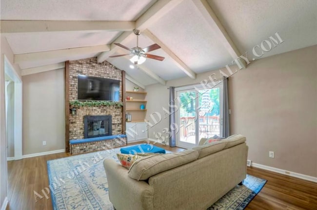 Building Photo - Beautiful 3 Bed 2.5 Bath Raised Ranch in L...